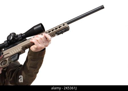 Ein Scharfschützengewehr mit einem optischen Anblick`s weißen Hintergrund der Hände des Menschen Stockfoto